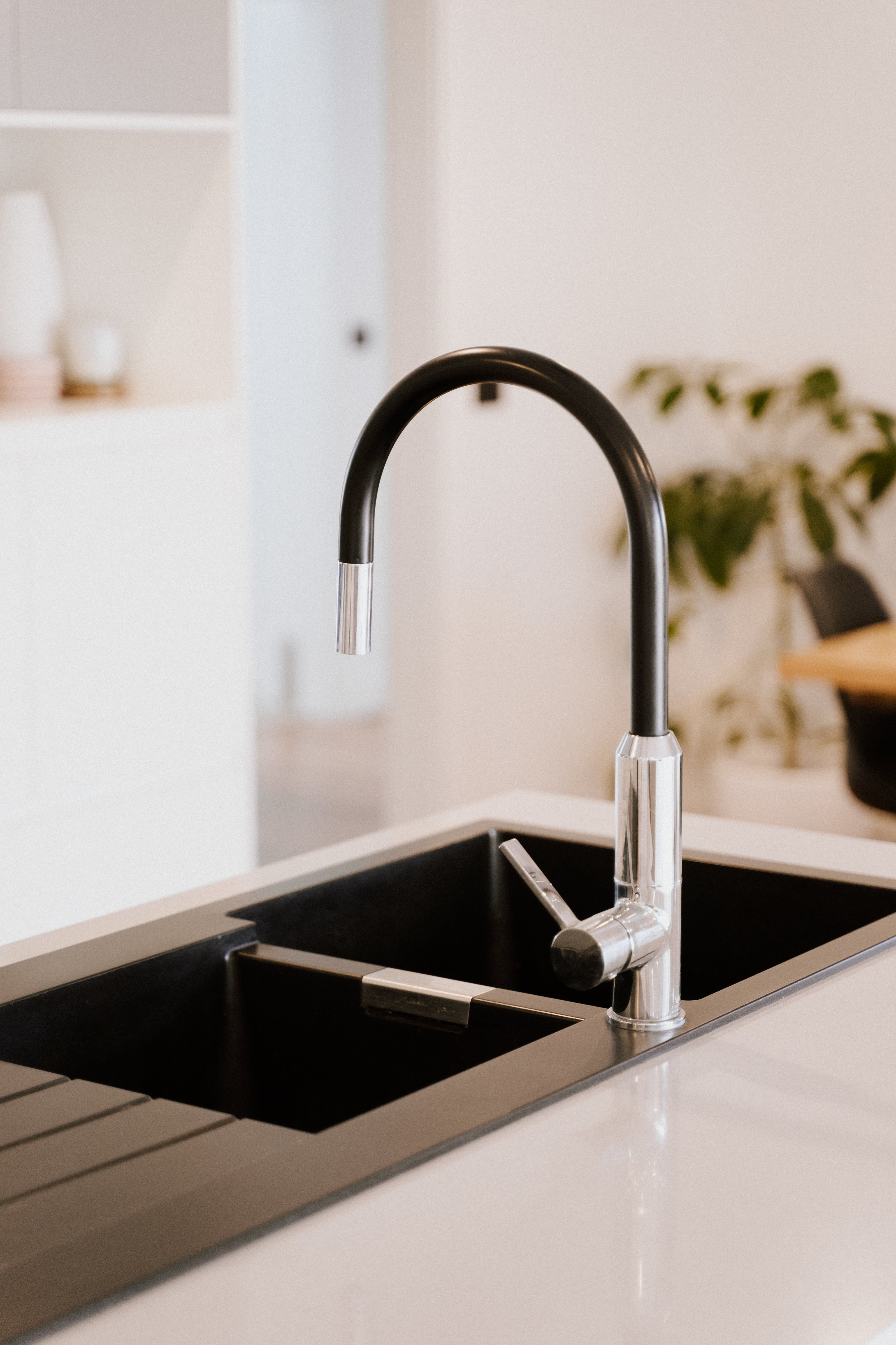 beautiful-modern-style-faucet-with-steel-sink-kitchen-min